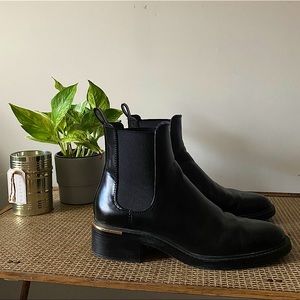 2/$60 🍋 ZARA low heeled ankle boots w/ gold trim